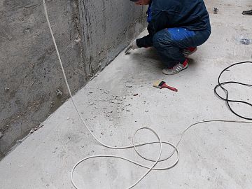 Зачистка ветошью от слабого бетона и пыли